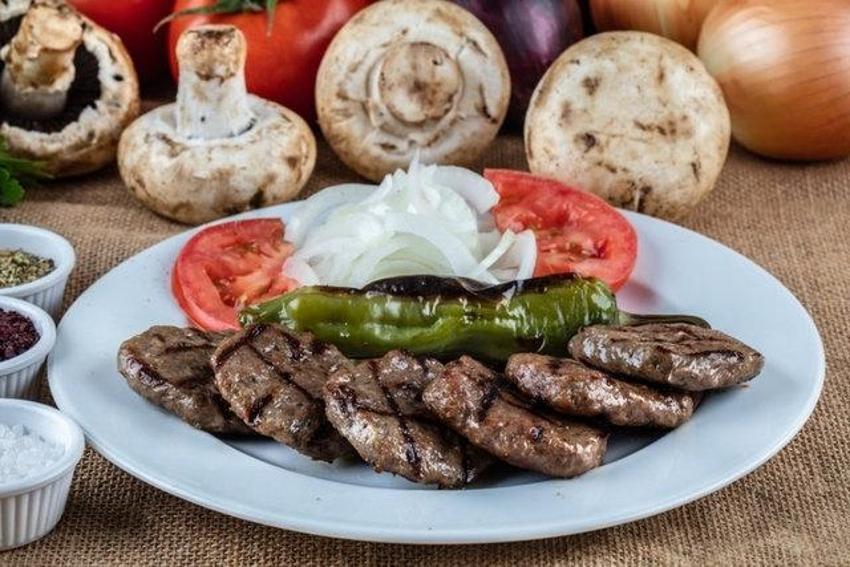 Dışı yanıyor, içi pişmiyorsa köfteye mutlaka bir bardak dökün! Lezzetli köftenin sırrını öğrenince şaşıracaksınız