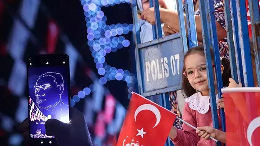 Cumhuriyet'in 100. yılı 81 ilde büyük coşku ile kutlanıyor! Vatandaşlar sokaklara döküldü