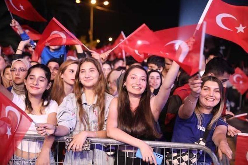 Cumhuriyet'in 100. yılı 81 ilde büyük coşku ile kutlanıyor! Vatandaşlar sokaklara döküldü