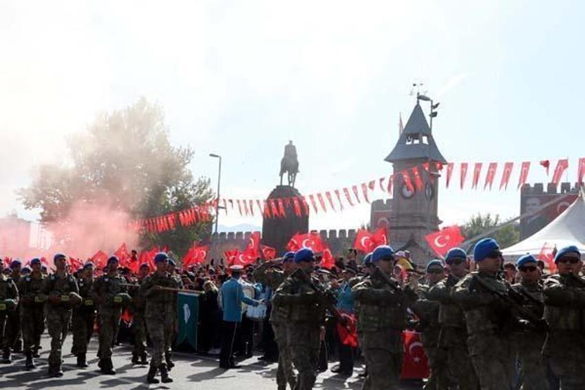 Cumhuriyet'in 100. yılı 81 ilde büyük coşku ile kutlanıyor! Vatandaşlar sokaklara döküldü