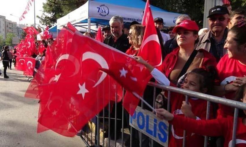 Cumhuriyet'in 100. yılı 81 ilde büyük coşku ile kutlanıyor! Vatandaşlar sokaklara döküldü