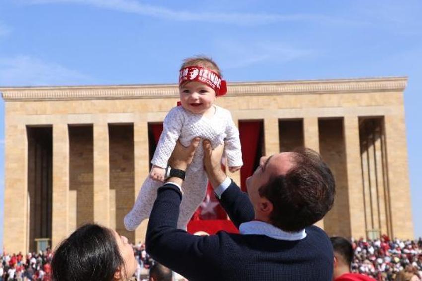 Anıtkabir'de 100'üncü yıl coşkusu! 7'den 70'e vatandaşlar akın etti