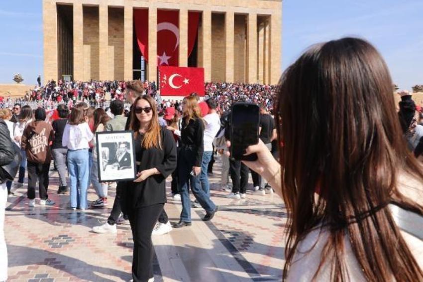 Anıtkabir'de 100'üncü yıl coşkusu! 7'den 70'e vatandaşlar akın etti