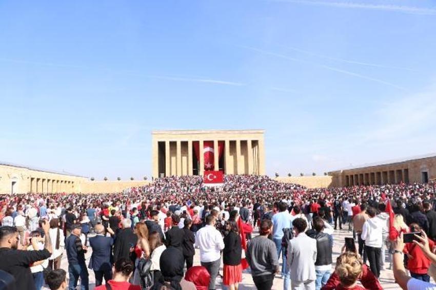 Anıtkabir'de 100'üncü yıl coşkusu! 7'den 70'e vatandaşlar akın etti