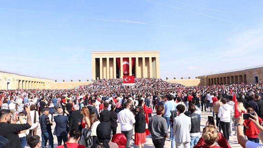 Anıtkabir'de 100'üncü yıl coşkusu! 7'den 70'e vatandaşlar akın etti
