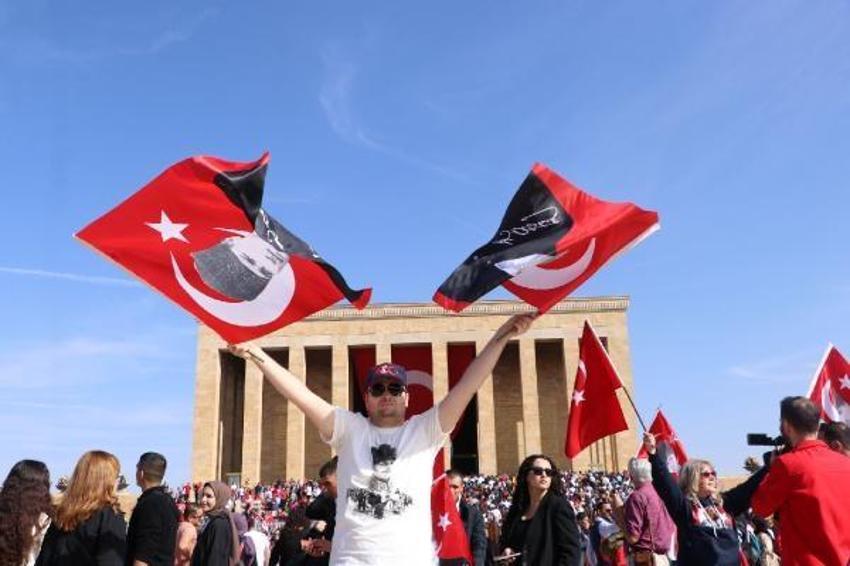 Anıtkabir'de 100'üncü yıl coşkusu! 7'den 70'e vatandaşlar akın etti