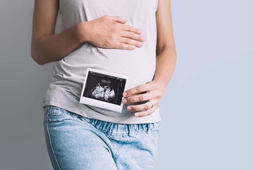 Çocuk düşünen çiftler için uzman isimden uyarılar: Kadınlarda 37 yaş sonrası yumurtaların yüzde 90’ı tükeniyor  