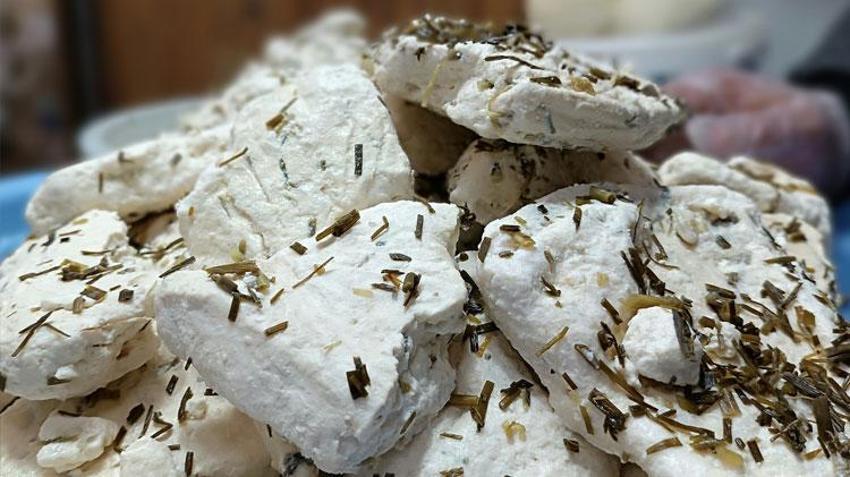 Endemik bitkilerin karışımıyla yapılan Van'ın tescilli lezzeti otlu peynir satışa sunuldu