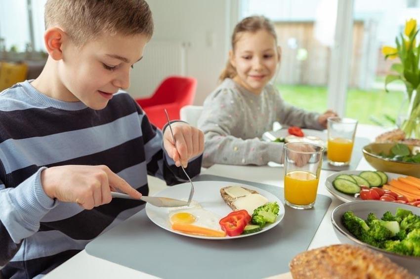 Karlı ve yağışlı havalar geliyor! İşte uzman isimden kışın beslenmenin altın kuralları