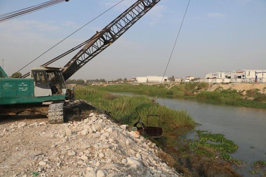 Hatay'da inanılmaz görüntü! Asi Nehri yeşile döndü, su adeta görünmez hale geldi