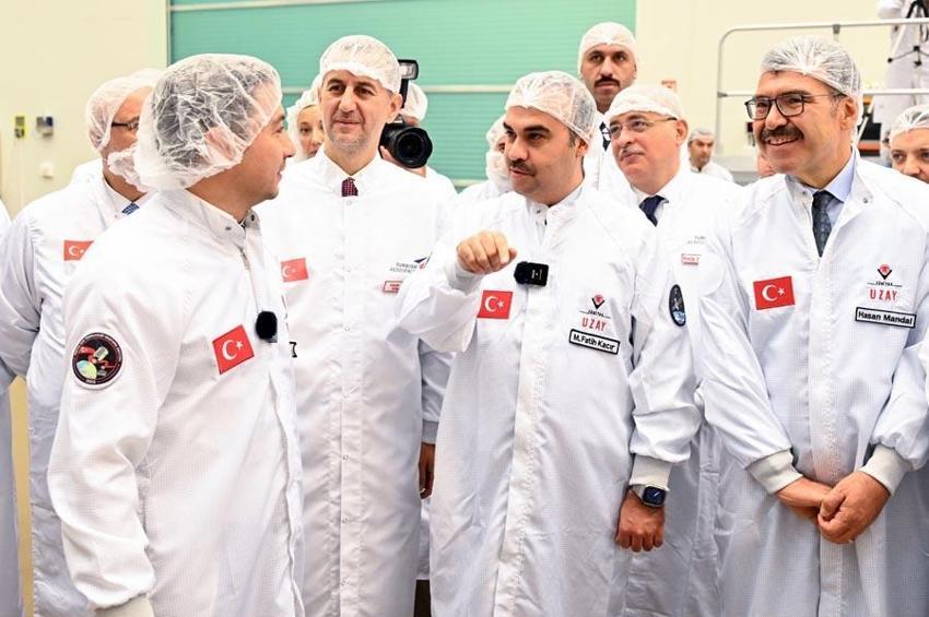 Türkiye’nin ilk yerli ve milli haberleşme uydusu Türksat 6A’nın güneş paneli açılım testleri ilk kez görüntülendi