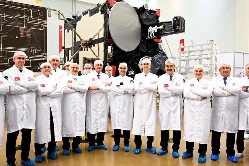 Türkiye’nin ilk yerli ve milli haberleşme uydusu Türksat 6A’nın güneş paneli açılım testleri ilk kez görüntülendi