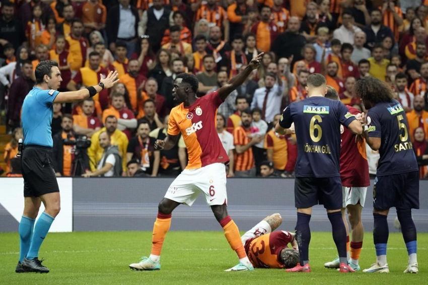 Ziyech nasıl sahaya çıkar? Resmen kapris yaptı, Abdülkerim Bardakcı'dan sol bek olmaz