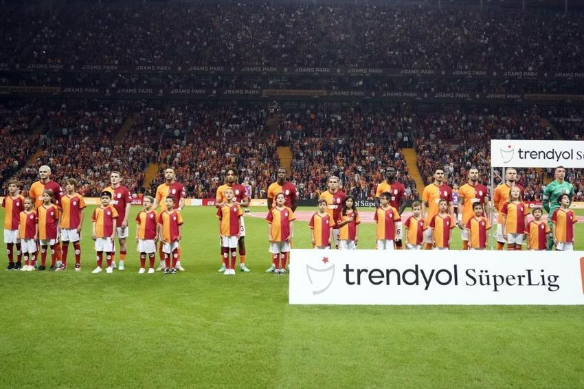 Zaha tavuk şiş yedi, Tete saç baş yoldurdu! Okan Buruk'u haşladı: Böyle kadro olmaz