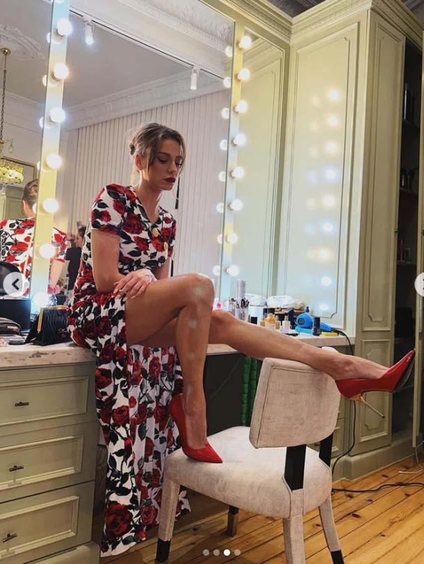 Serenay Sarıkaya'nın derin yırtmaçlı pozlarına eski sevgiliden beğeni gecikmedi!