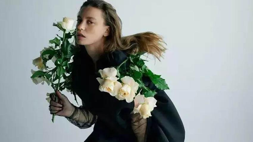 Serenay Sarıkaya'nın derin yırtmaçlı pozlarına eski sevgiliden beğeni gecikmedi!