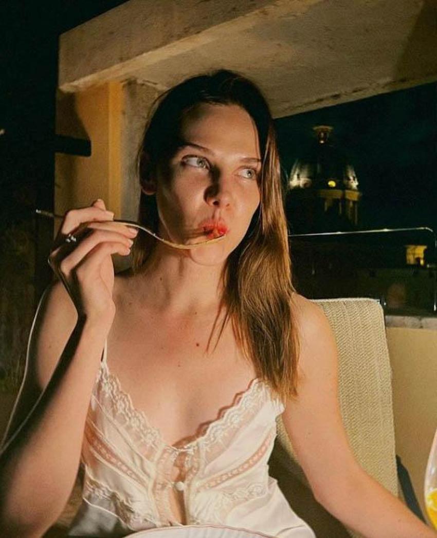 Alina Boz'dan Serenay Sarıkaya yorumu! Sevgilisi Umut Evirgen yırtmaçlı pozu beğenmişti