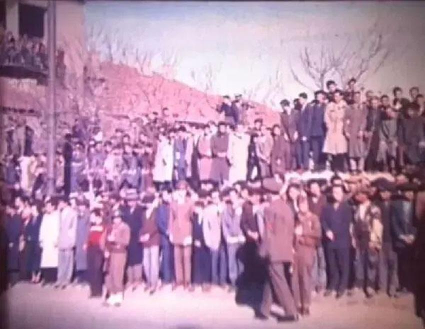 Gazi Mustafa Kemal Atatürk'ün naaşının yeni görüntüleri ortaya çıktı! Gömleklerinin ceketlerinin düğmelerini kopararak uğurladılar