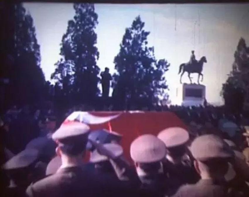 Gazi Mustafa Kemal Atatürk'ün naaşının yeni görüntüleri ortaya çıktı! Gömleklerinin ceketlerinin düğmelerini kopararak uğurladılar