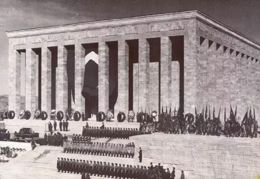 Gazi Mustafa Kemal Atatürk'ün naaşının yeni görüntüleri ortaya çıktı! Gömleklerinin ceketlerinin düğmelerini kopararak uğurladılar