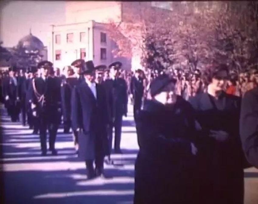 Gazi Mustafa Kemal Atatürk'ün naaşının yeni görüntüleri ortaya çıktı! Gömleklerinin ceketlerinin düğmelerini kopararak uğurladılar