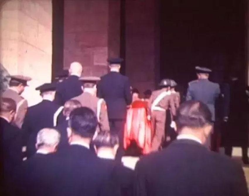 Gazi Mustafa Kemal Atatürk'ün naaşının yeni görüntüleri ortaya çıktı! Gömleklerinin ceketlerinin düğmelerini kopararak uğurladılar