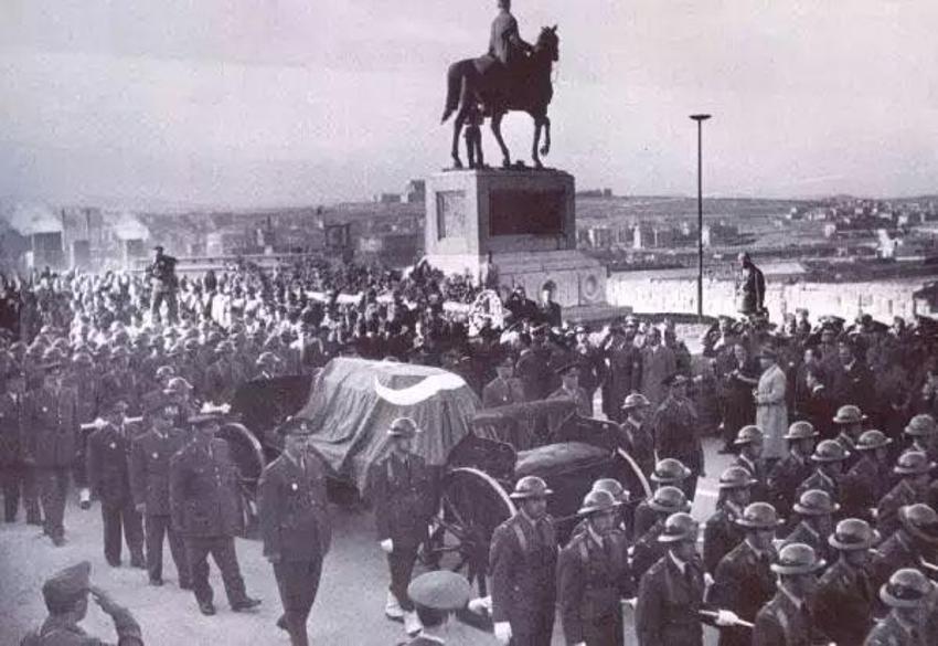 Gazi Mustafa Kemal Atatürk'ün naaşının yeni görüntüleri ortaya çıktı! Gömleklerinin ceketlerinin düğmelerini kopararak uğurladılar
