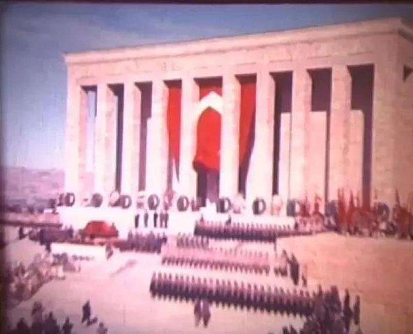 Gazi Mustafa Kemal Atatürk'ün naaşının yeni görüntüleri ortaya çıktı! Gömleklerinin ceketlerinin düğmelerini kopararak uğurladılar
