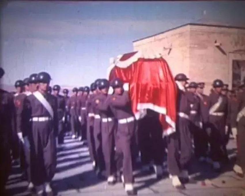 Gazi Mustafa Kemal Atatürk'ün naaşının yeni görüntüleri ortaya çıktı! Gömleklerinin ceketlerinin düğmelerini kopararak uğurladılar