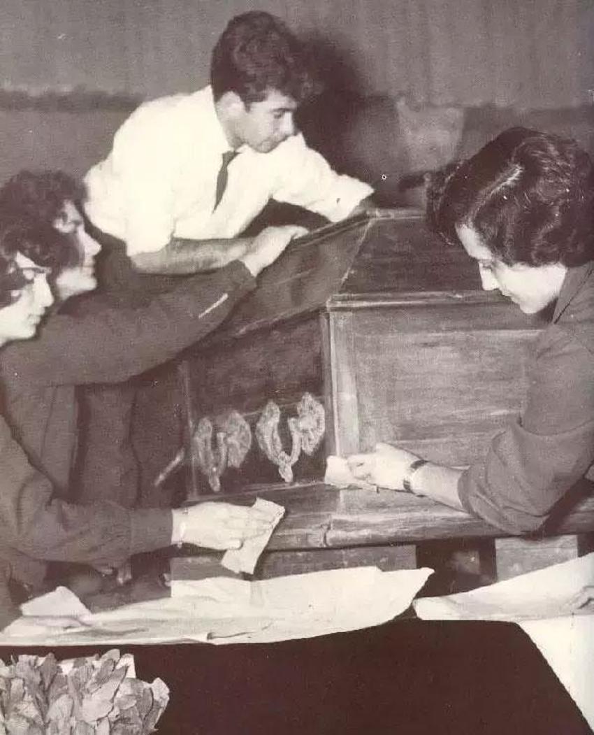 Gazi Mustafa Kemal Atatürk'ün naaşının yeni görüntüleri ortaya çıktı! Gömleklerinin ceketlerinin düğmelerini kopararak uğurladılar