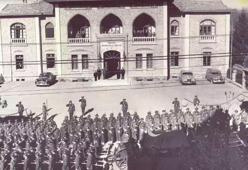 Gazi Mustafa Kemal Atatürk'ün naaşının yeni görüntüleri ortaya çıktı! Gömleklerinin ceketlerinin düğmelerini kopararak uğurladılar