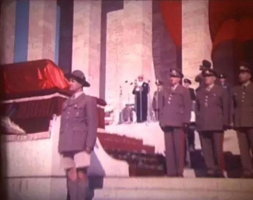 Gazi Mustafa Kemal Atatürk'ün naaşının yeni görüntüleri ortaya çıktı! Gömleklerinin ceketlerinin düğmelerini kopararak uğurladılar
