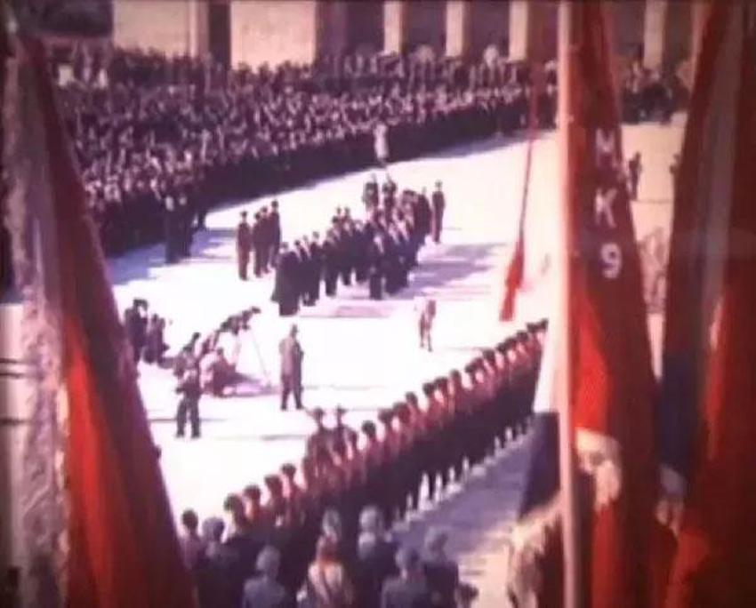Gazi Mustafa Kemal Atatürk'ün naaşının yeni görüntüleri ortaya çıktı! Gömleklerinin ceketlerinin düğmelerini kopararak uğurladılar