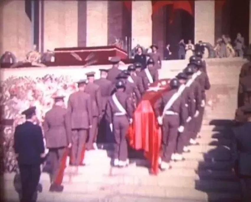 Gazi Mustafa Kemal Atatürk'ün naaşının yeni görüntüleri ortaya çıktı! Gömleklerinin ceketlerinin düğmelerini kopararak uğurladılar