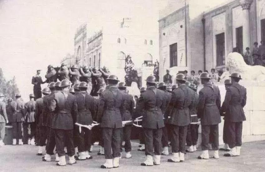 Gazi Mustafa Kemal Atatürk'ün naaşının yeni görüntüleri ortaya çıktı! Gömleklerinin ceketlerinin düğmelerini kopararak uğurladılar