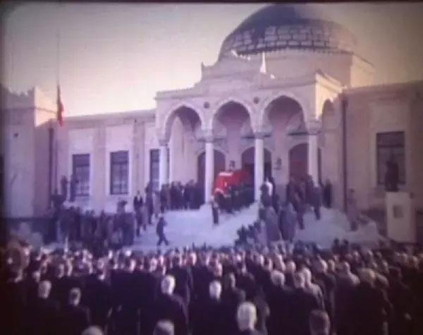 Gazi Mustafa Kemal Atatürk'ün naaşının yeni görüntüleri ortaya çıktı! Gömleklerinin ceketlerinin düğmelerini kopararak uğurladılar