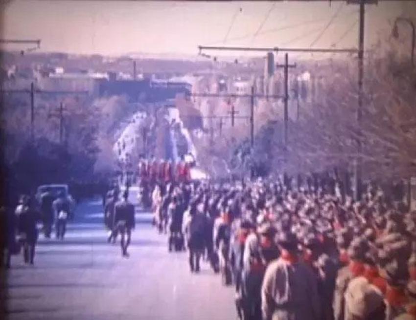 Gazi Mustafa Kemal Atatürk'ün naaşının yeni görüntüleri ortaya çıktı! Gömleklerinin ceketlerinin düğmelerini kopararak uğurladılar