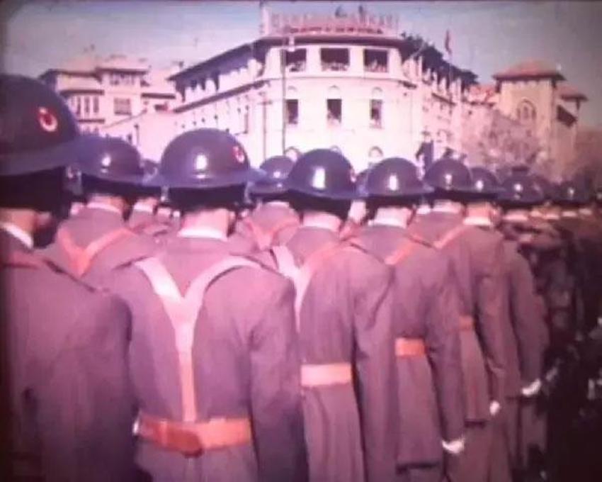Gazi Mustafa Kemal Atatürk'ün naaşının yeni görüntüleri ortaya çıktı! Gömleklerinin ceketlerinin düğmelerini kopararak uğurladılar