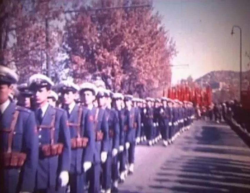 Gazi Mustafa Kemal Atatürk'ün naaşının yeni görüntüleri ortaya çıktı! Gömleklerinin ceketlerinin düğmelerini kopararak uğurladılar