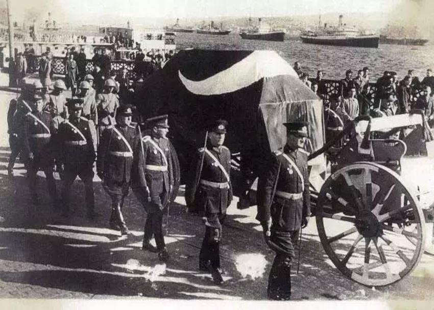 Gazi Mustafa Kemal Atatürk'ün naaşının yeni görüntüleri ortaya çıktı! Gömleklerinin ceketlerinin düğmelerini kopararak uğurladılar