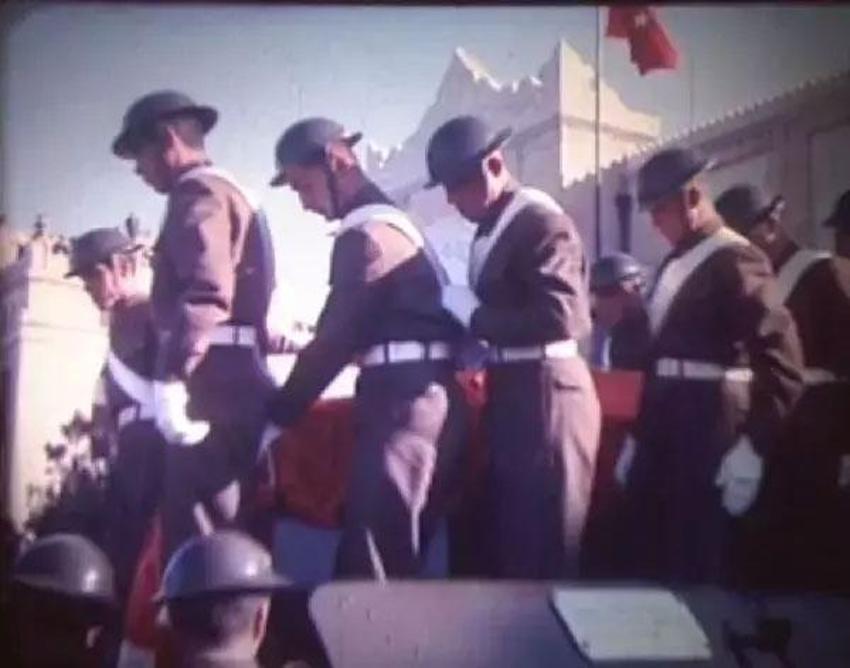 Gazi Mustafa Kemal Atatürk'ün naaşının yeni görüntüleri ortaya çıktı! Gömleklerinin ceketlerinin düğmelerini kopararak uğurladılar