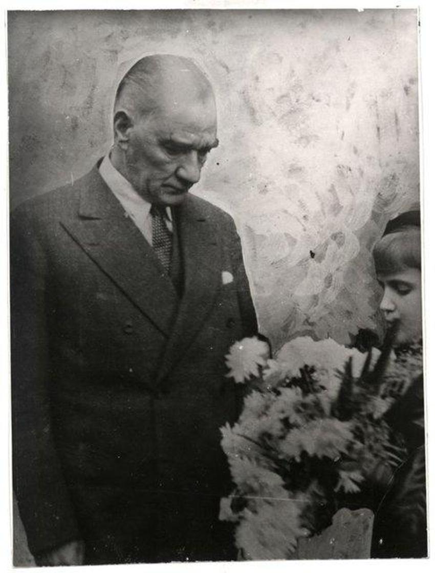 10 Kasım: En özel Atatürk'ün çocuklarla fotoğrafları! Atatürk'ün gelecekle ilgili sözleri