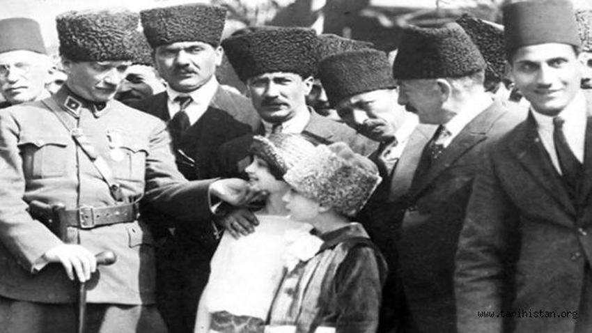 10 Kasım: En özel Atatürk'ün çocuklarla fotoğrafları! Atatürk'ün gelecekle ilgili sözleri