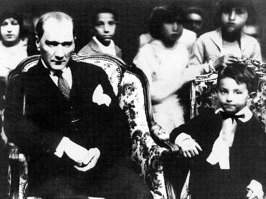 10 Kasım: En özel Atatürk'ün çocuklarla fotoğrafları! Atatürk'ün gelecekle ilgili sözleri