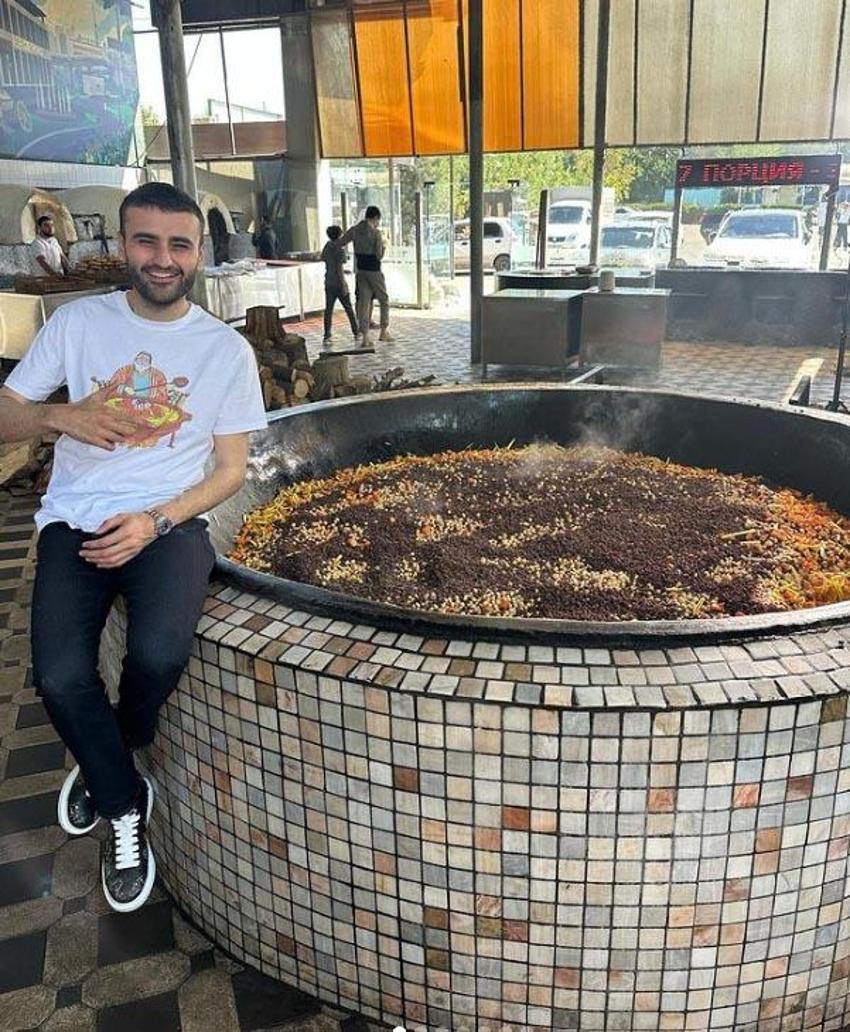 CZN Burak babasının yanında çalıştığı dönemi anlattı! 'Maaşlı çalışandım'