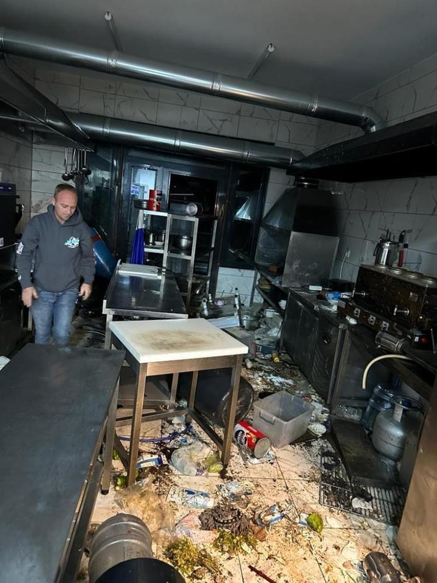Bursa'da aç kalan ayılar restoran ve marketleri talan etti