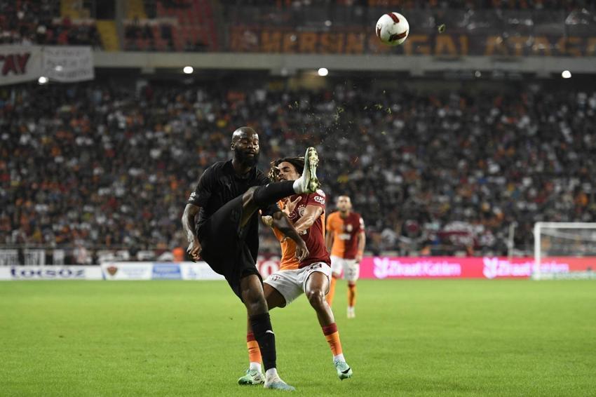 Mehmet Özdilek'ten Wilfried Zaha'ya salvolar! 'Hiç yardımı yok'