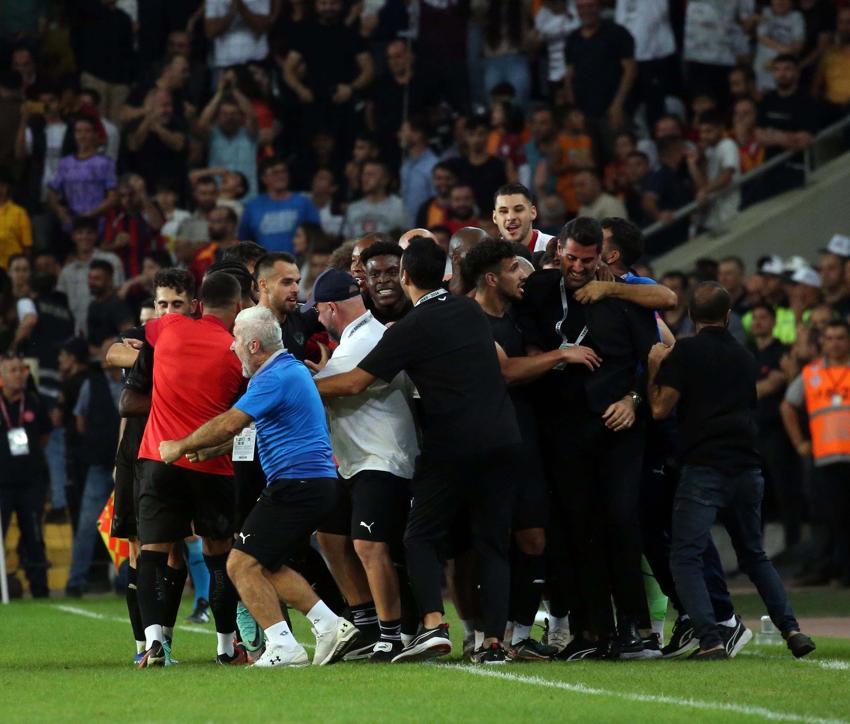 Mehmet Özdilek'ten Wilfried Zaha'ya salvolar! 'Hiç yardımı yok'