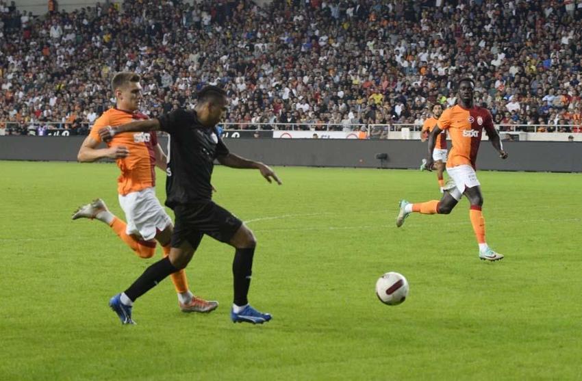 Mehmet Özdilek'ten Wilfried Zaha'ya salvolar! 'Hiç yardımı yok'