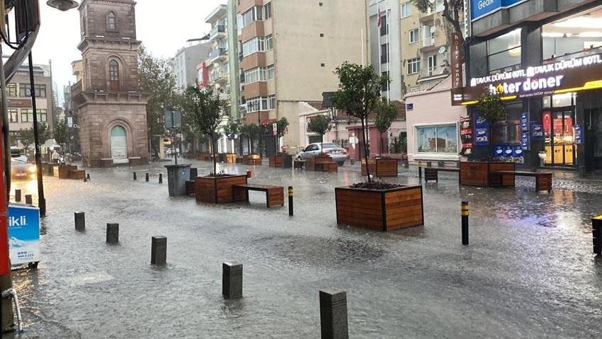Sağanak yağışlar etkili oldu! Sağanak birçok ilde sele neden oldu: Korku dolu anlar böyle görüntülendi 